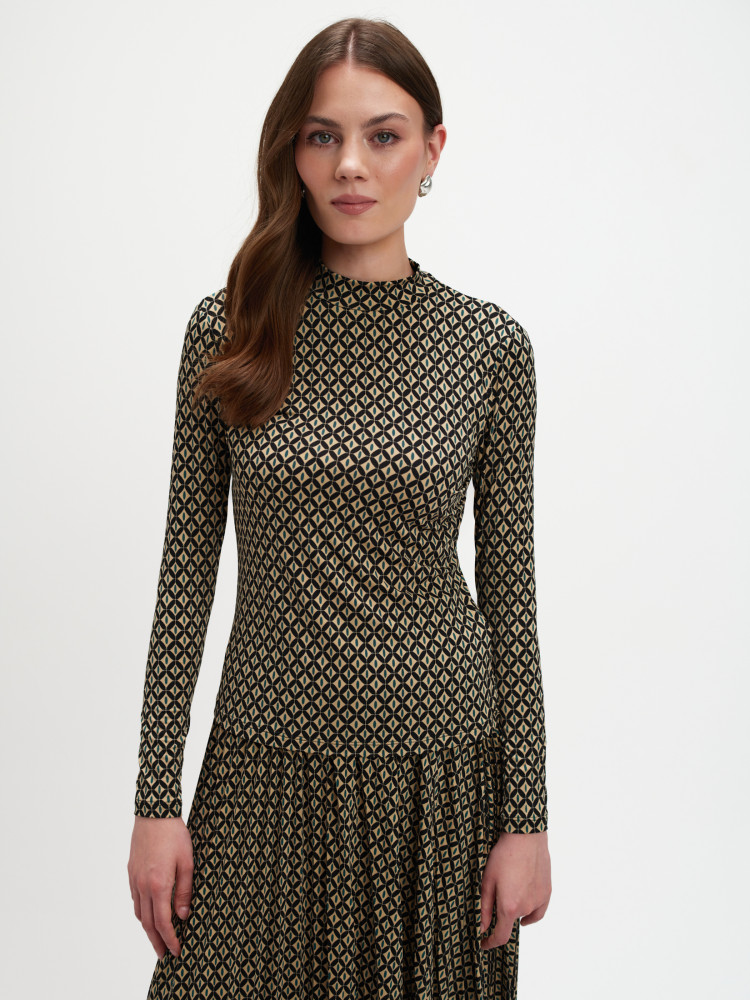 Zabudowana bluzka z zapięciem typu łezka 