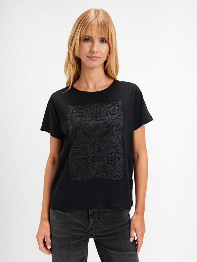 Czarna koszulka z nadrukiem 