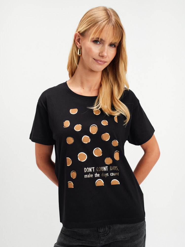 Czarna koszulka z nadrukiem w grochy 