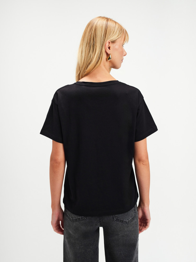 Czarna koszulka z nadrukiem w grochy 