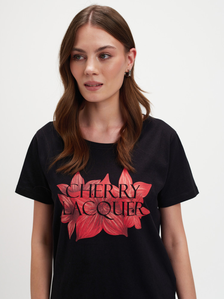 Czarny top z czerwonym nadrukiem 