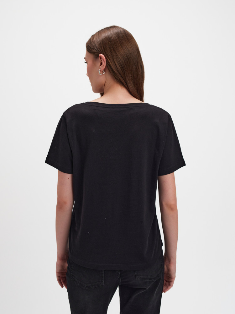 Czarny top z czerwonym nadrukiem 