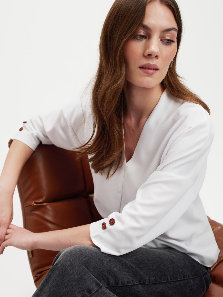 Biały top z dekoltem v-neck 