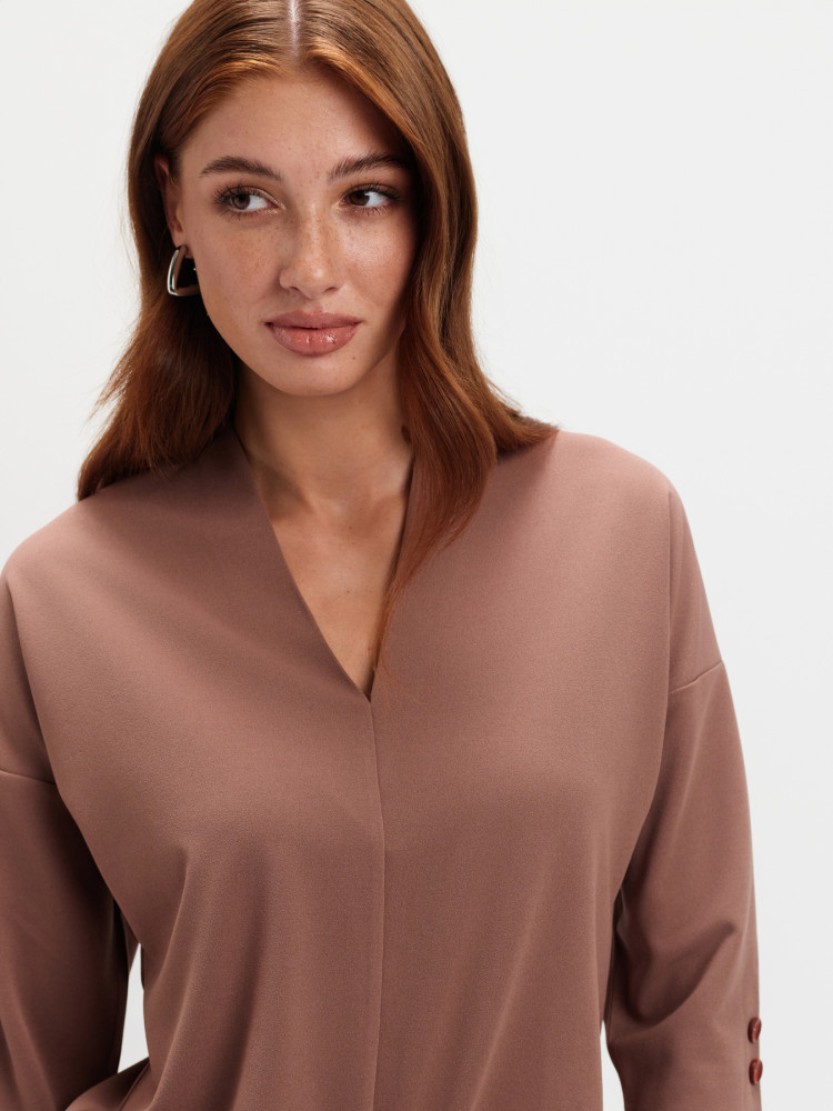Beżowy top z dekoltem v-neck 