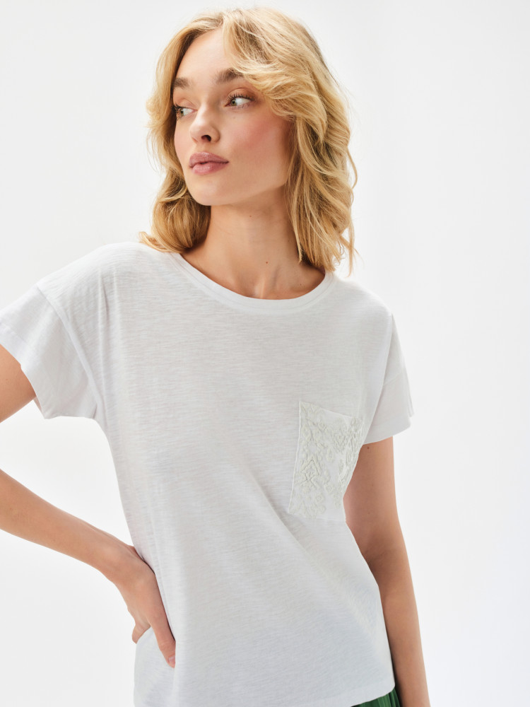 Biały t-shirt z kieszonką 