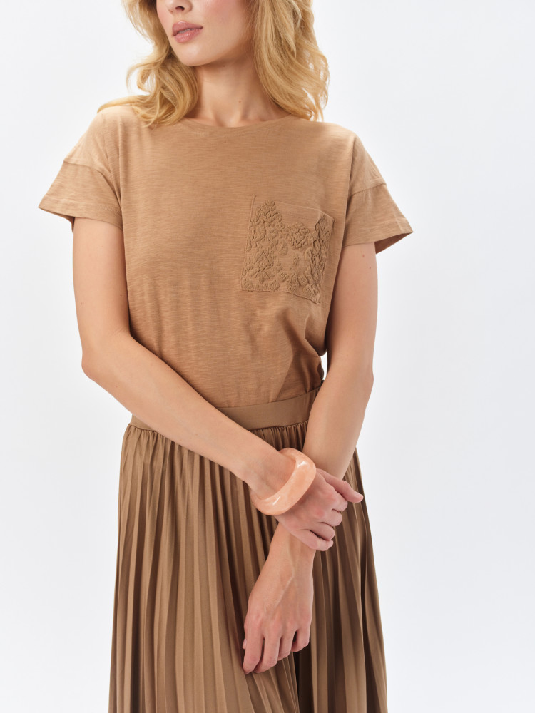 Beżowy t-shirt z kieszonką 