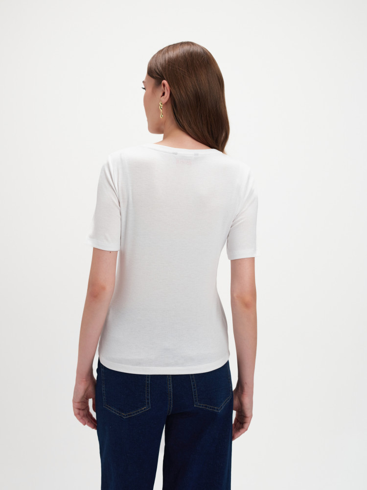 Biały top z fakturą w prążek 