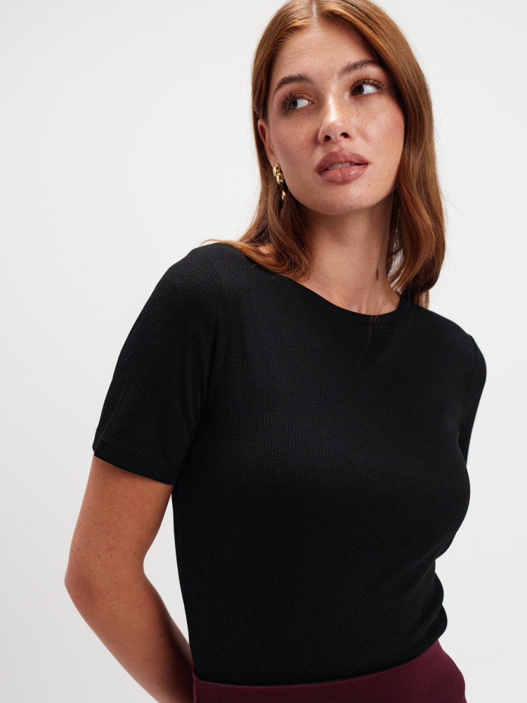 Czarny dopasowany top 