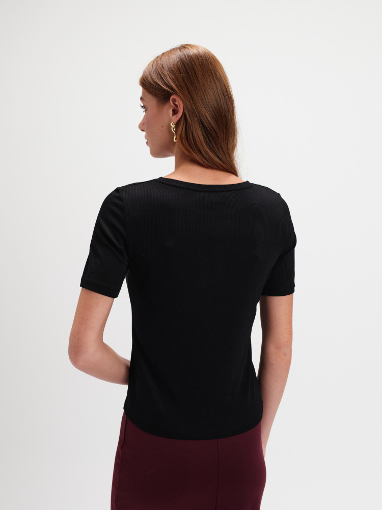 Czarny dopasowany top 