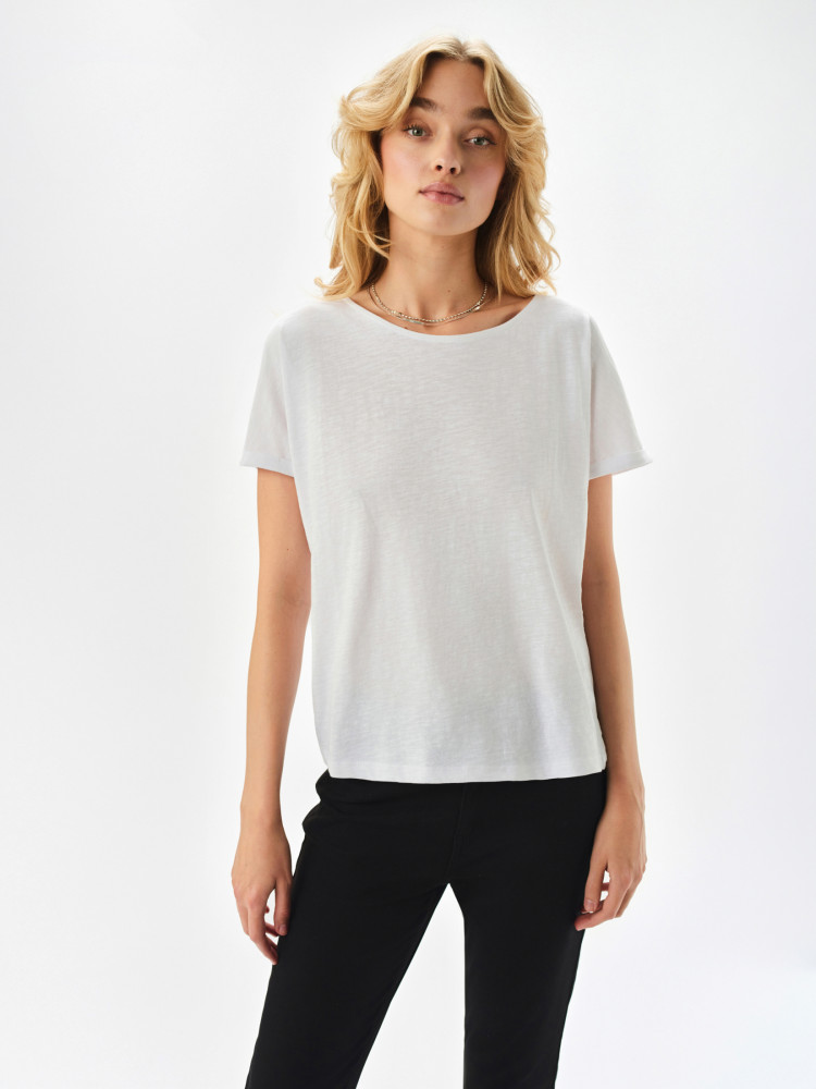 T-shirt bawełniany w białym kolorze 