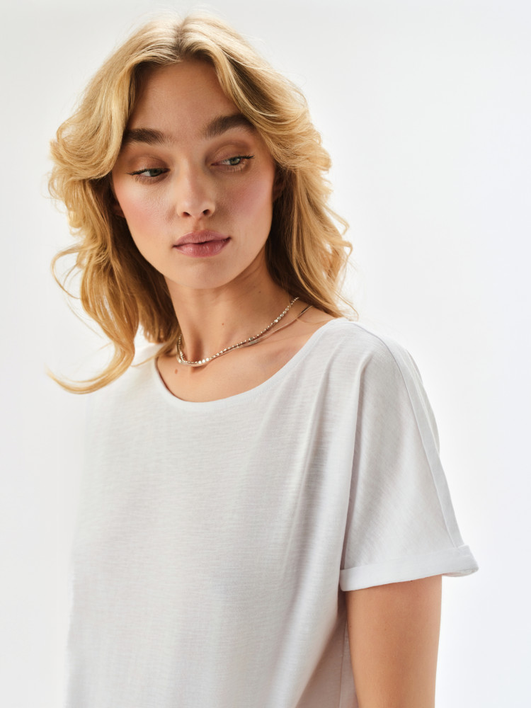 T-shirt bawełniany w białym kolorze 