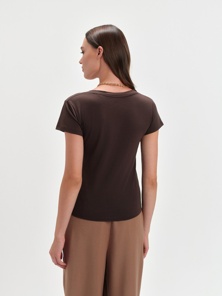 Brązowy top z dekoltem v  Brązowy top z dekoltem v