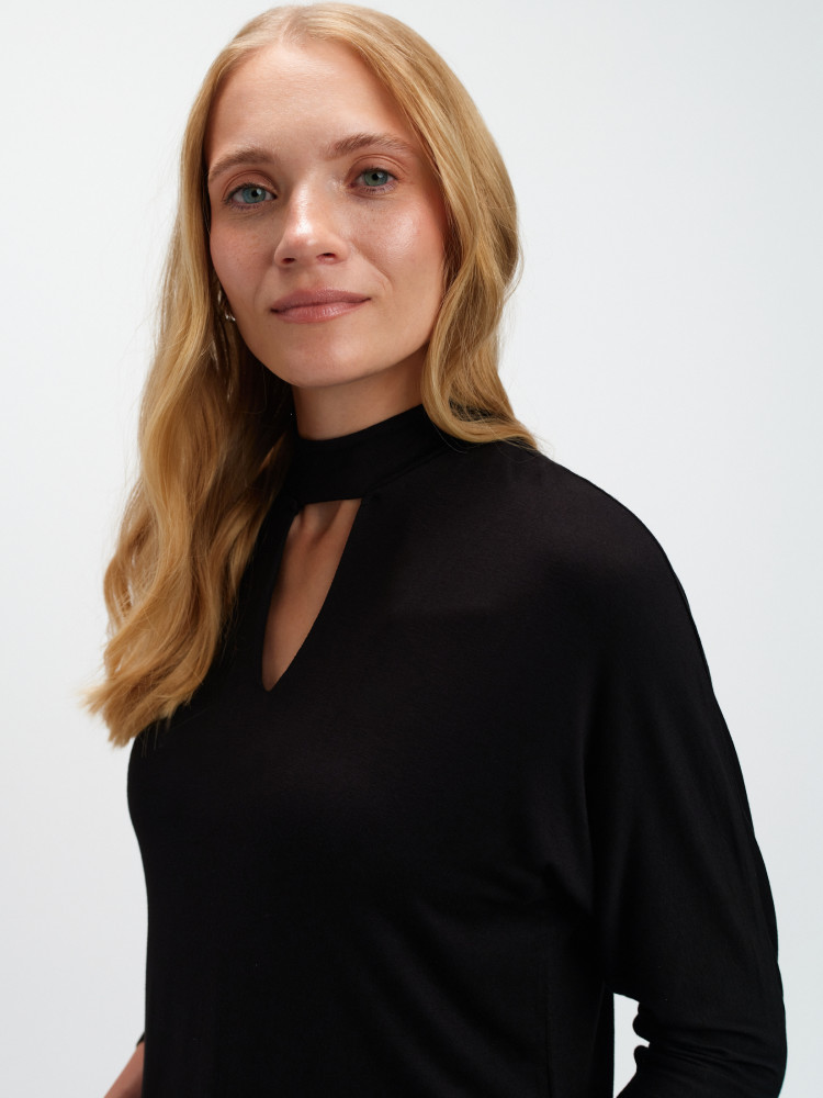 Czarna bluzka z wycięciem typu łezka 