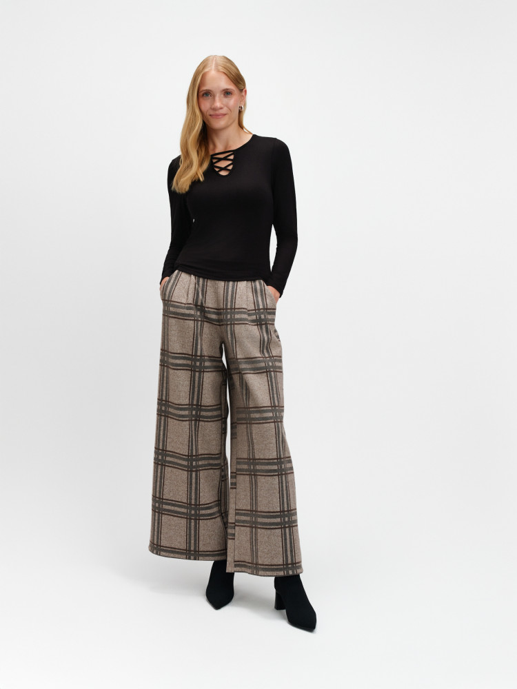 Czarna bluzka z wiązaniem przy dekolcie 