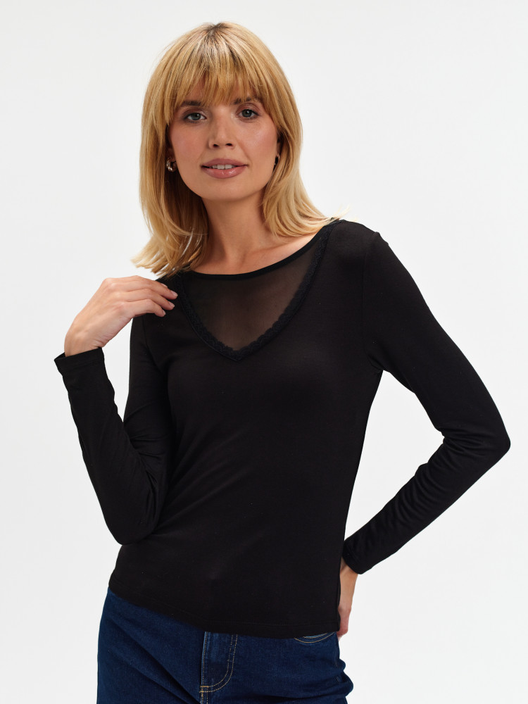 Top z łączonych materiałów przy dekolcie 