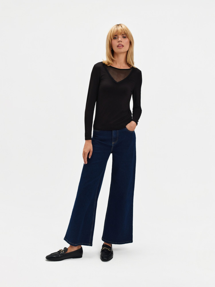 Top z łączonych materiałów przy dekolcie 