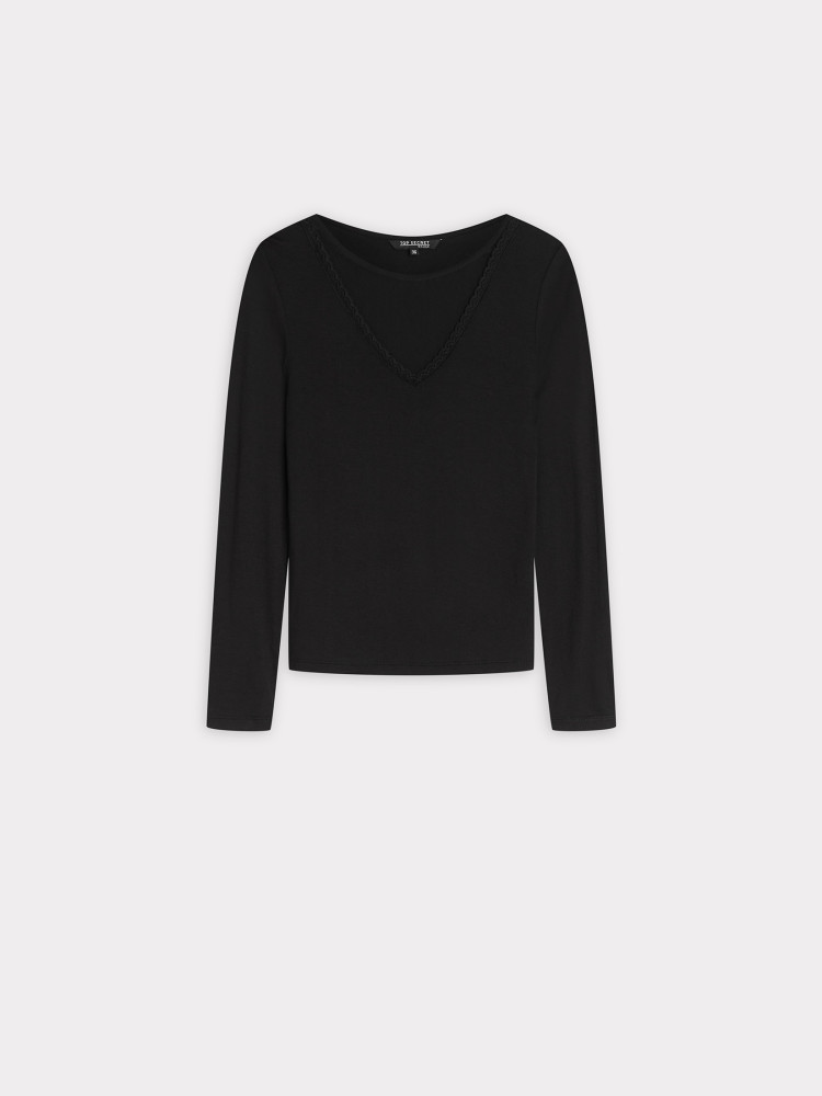 Top z łączonych materiałów przy dekolcie 