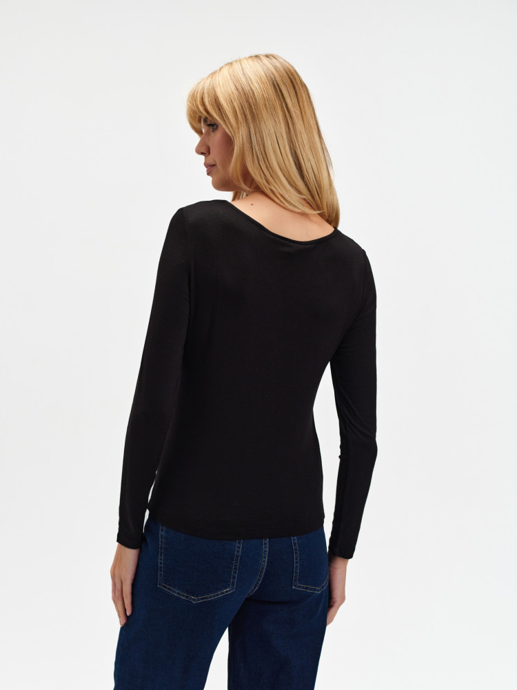 Top z łączonych materiałów przy dekolcie 