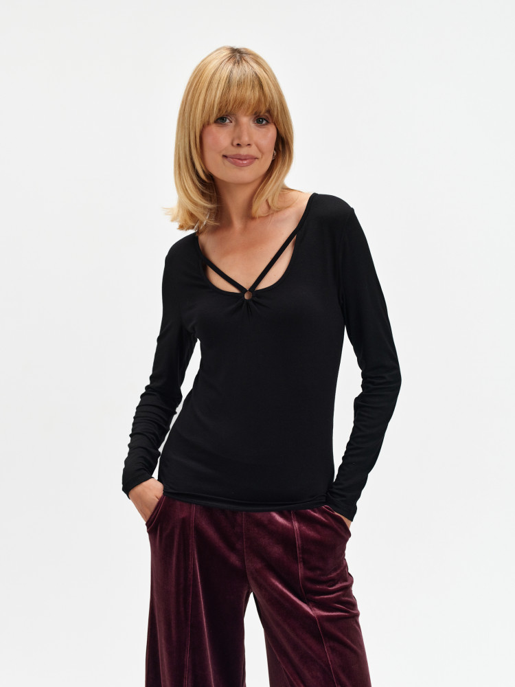 Czarny top z efektownym dekoltem 