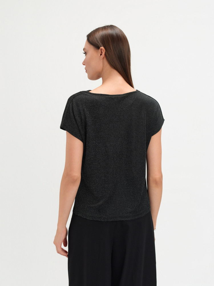 Czarny top z marszczonym dekoltem 