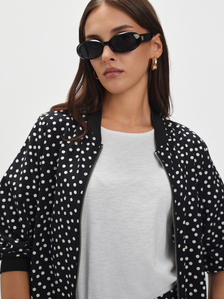 Żakiet w groszki o kroju bomber 