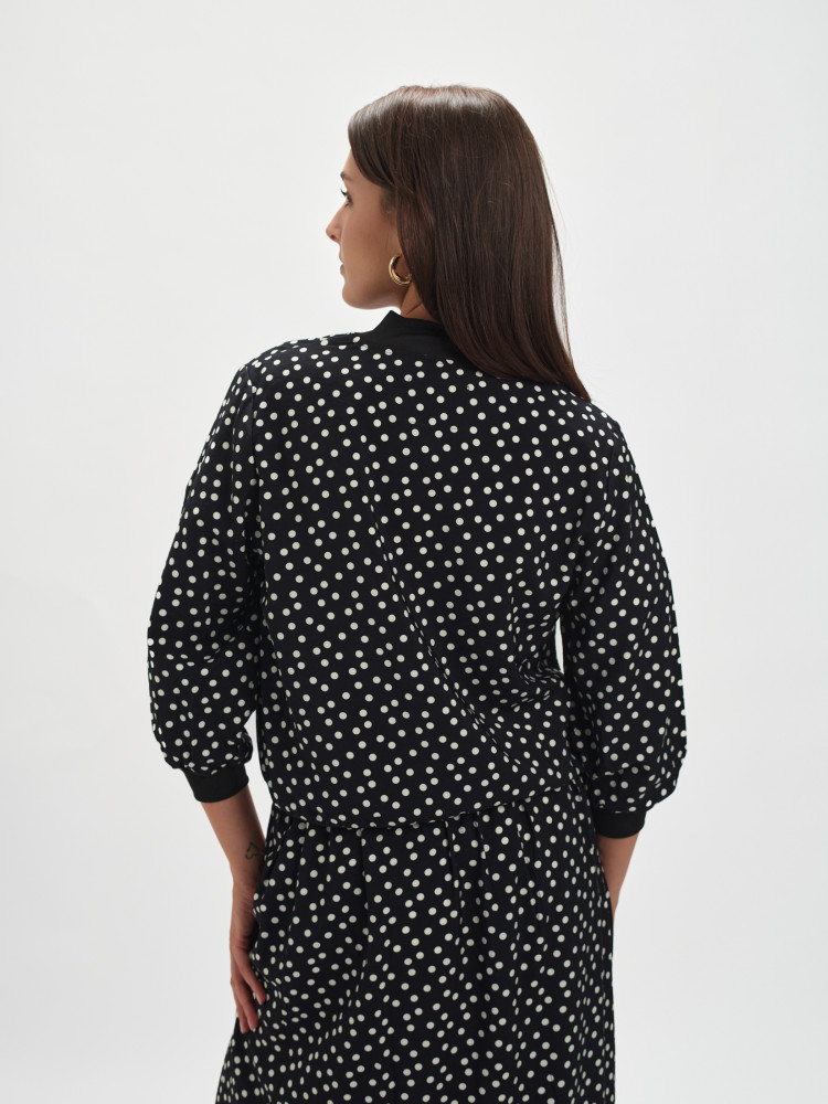 Żakiet w groszki o kroju bomber 