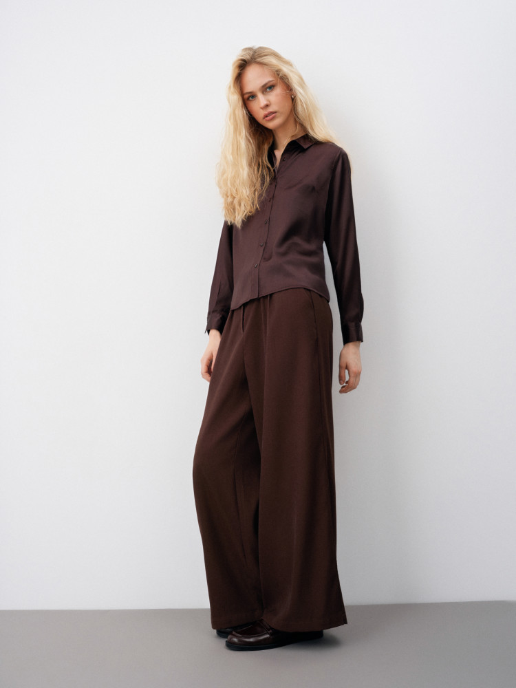 Satynowa koszula w kolorze ciemnobrązowym