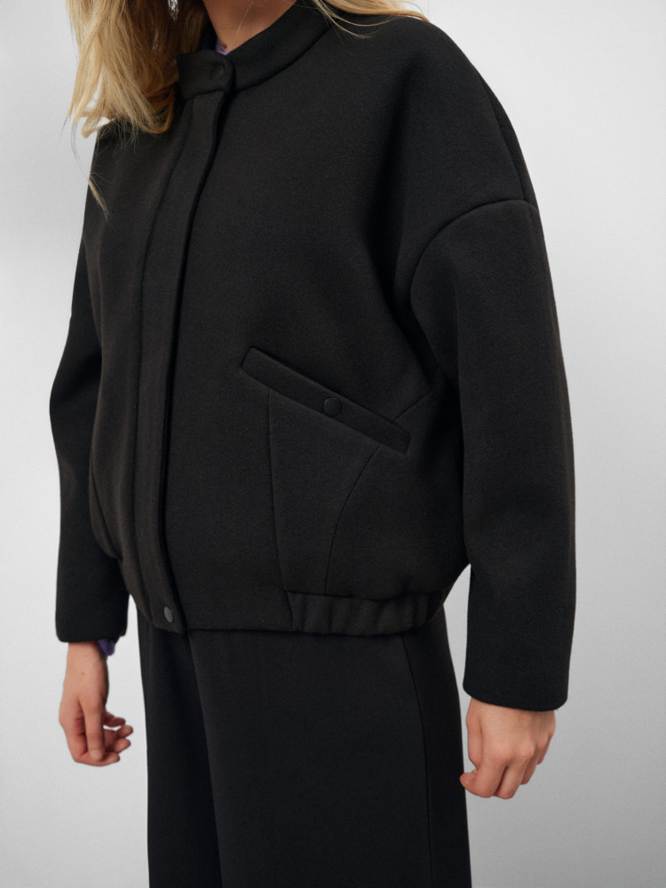 Czarna kurtka typu bomber 