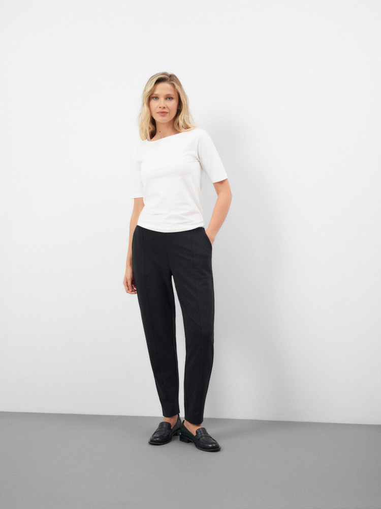 Czarne spodnie typu cygaretki 