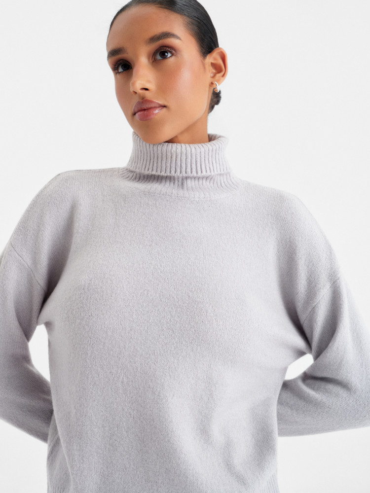 Jasnoszary sweter z golfem 