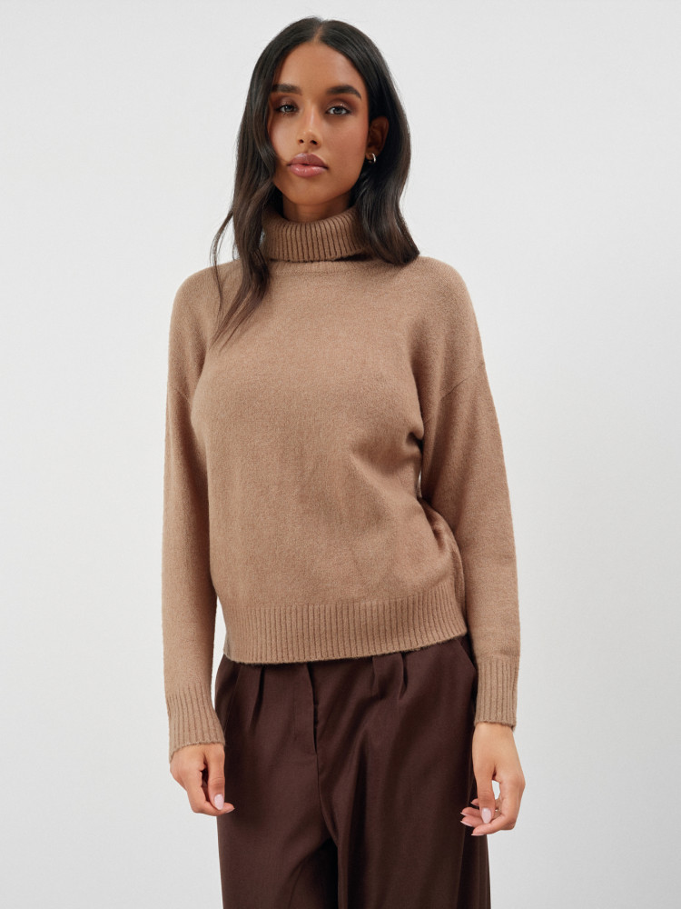 Beżowy sweter z golfem 