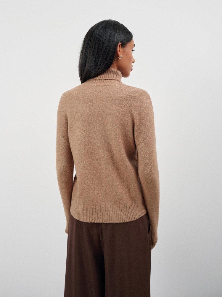 Beżowy sweter z golfem 