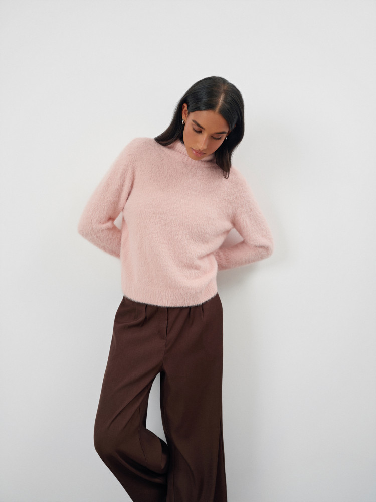 Sweter z golfem w kolorze pastelowego różu 
