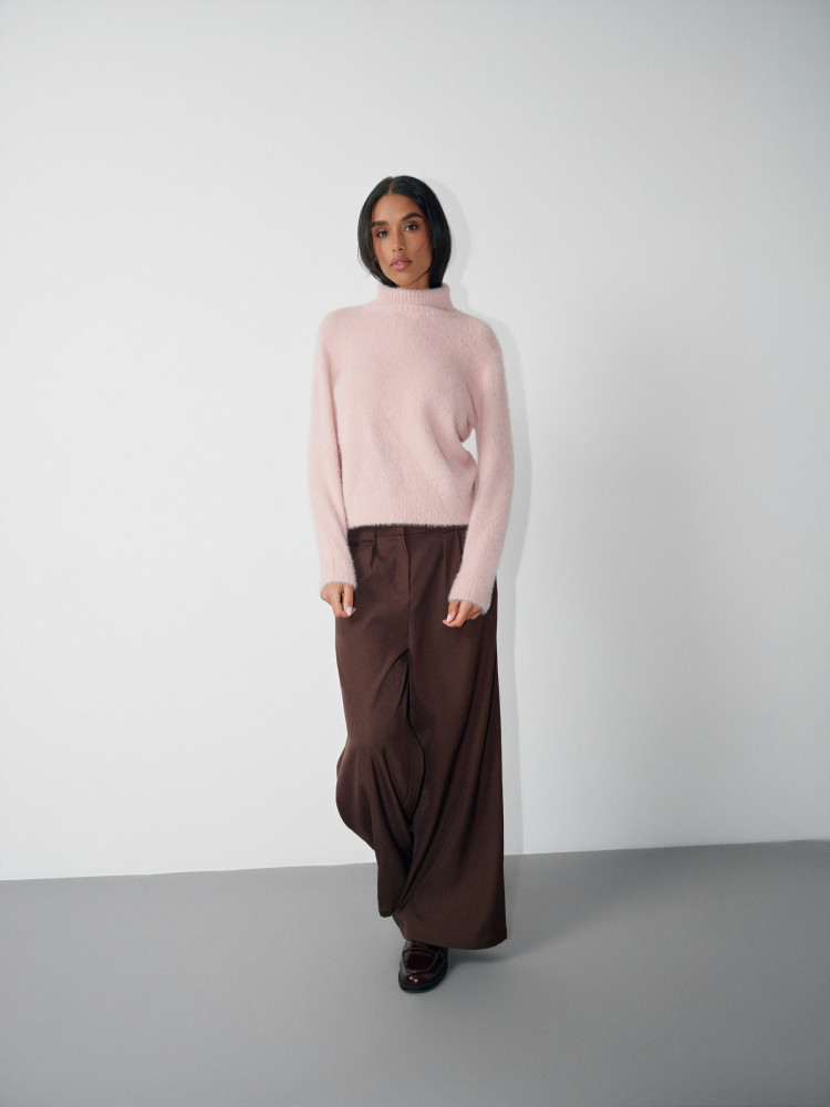 Sweter z golfem w kolorze pastelowego różu 