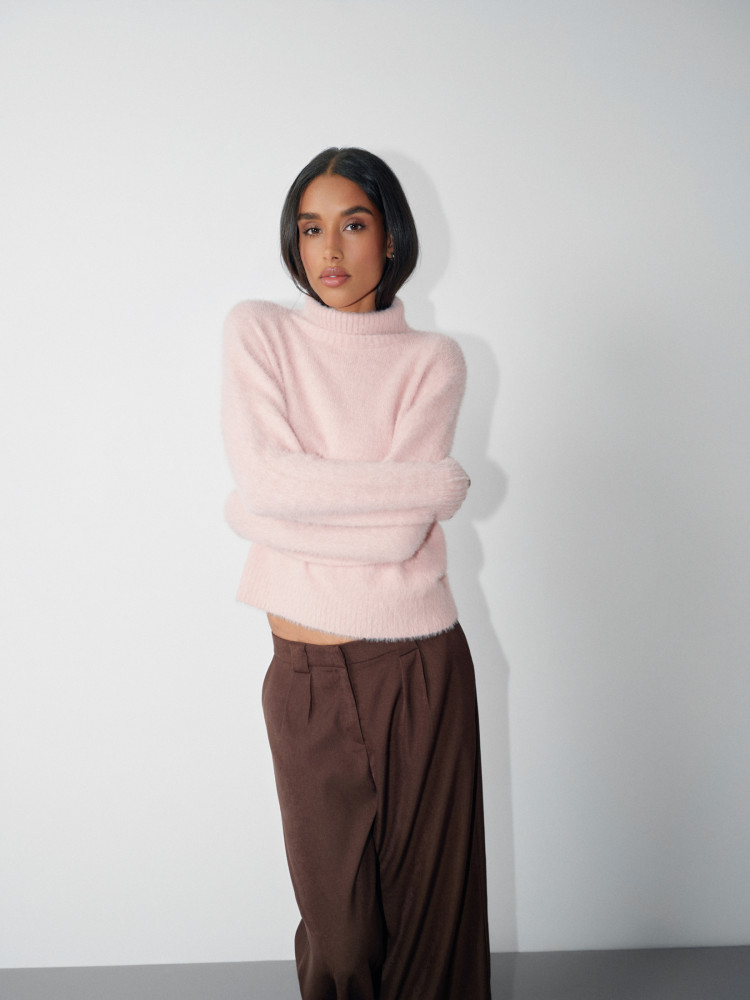 Sweter z golfem w kolorze pastelowego różu 
