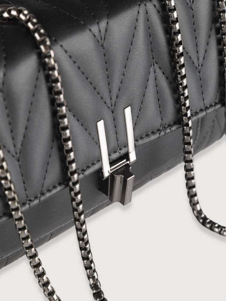 Mała torebka listonoszka na srebrnym łańcuszku 