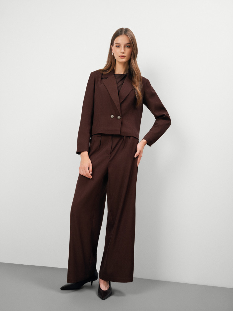 Brązowa marynarka o krótkim kroju 