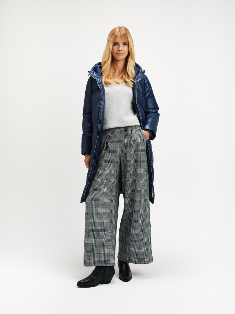 Długa granatowa kurtka z kapturem 