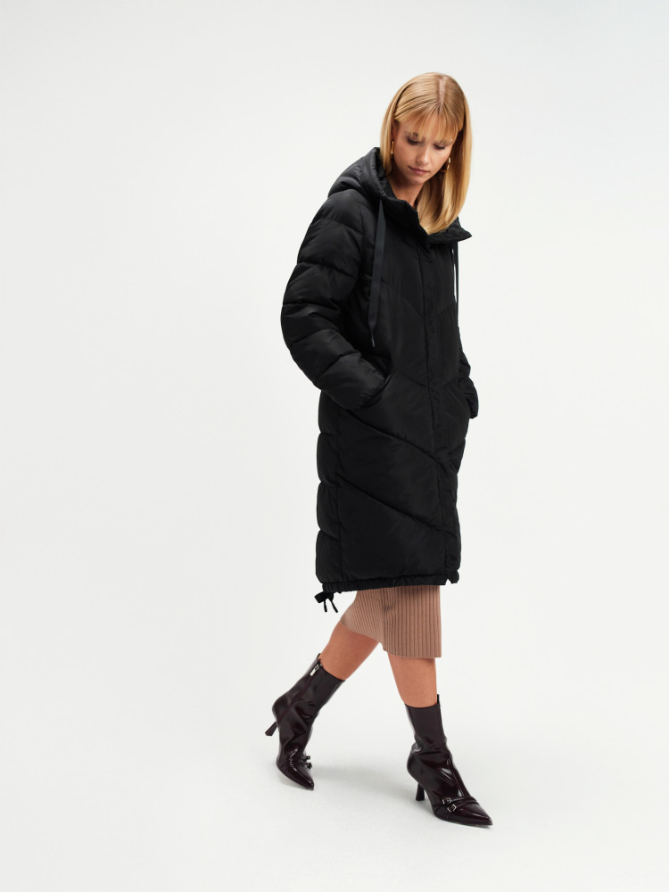 Długa pikowana kurtka z kapturem 