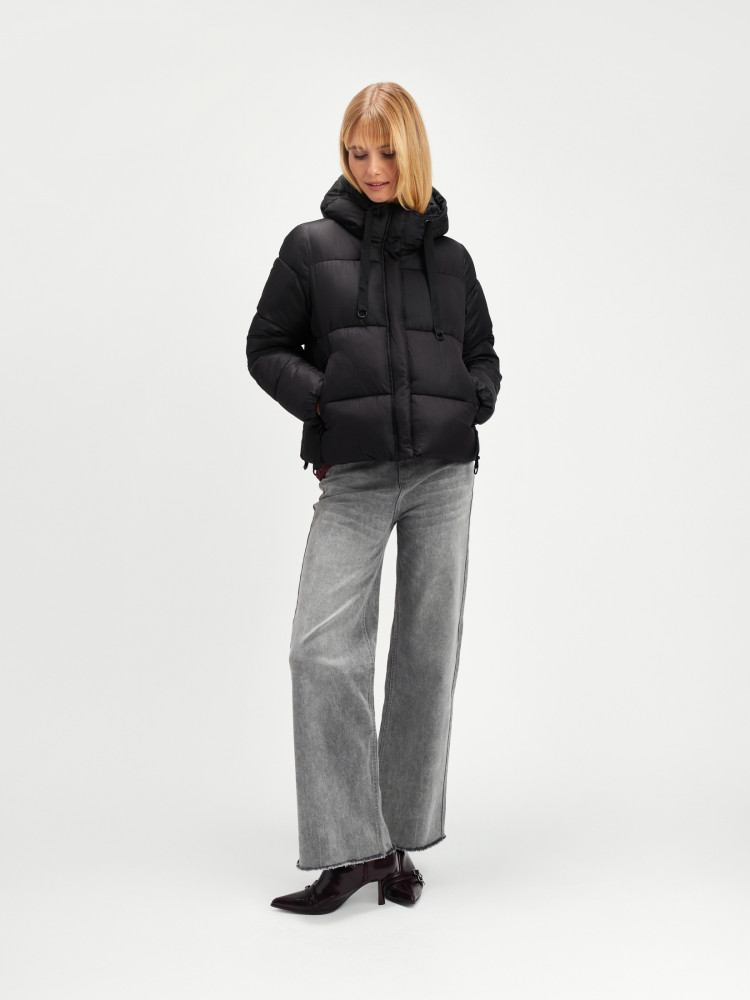 Klasyczna czarna kurtka z kapturem 