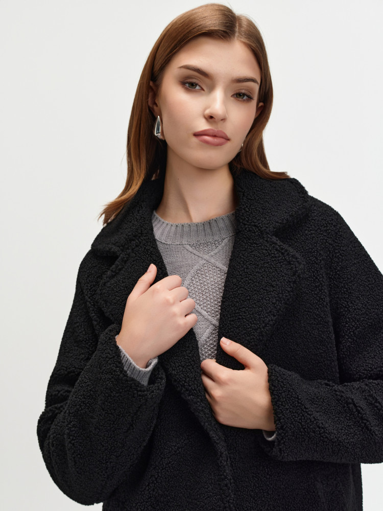 Czarny płaszcz boucle 