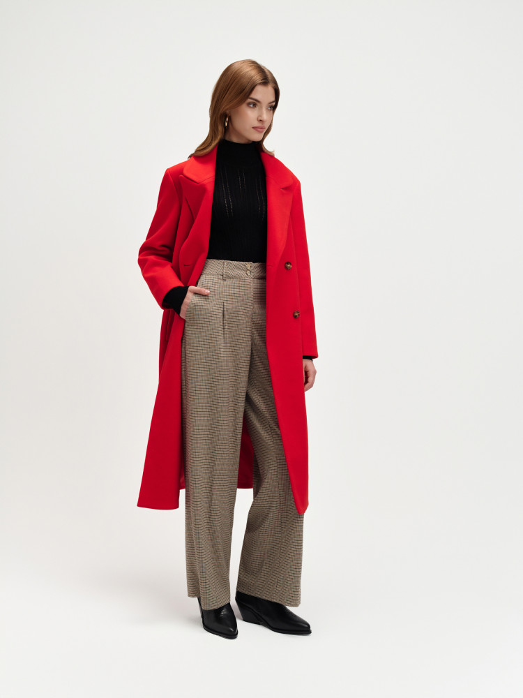Czerwony dwurzędowy płaszcz 