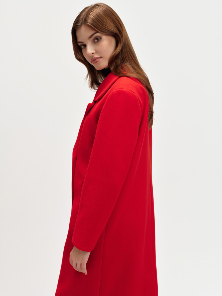 Czerwony dwurzędowy płaszcz 