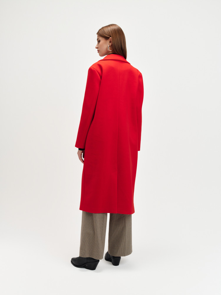 Czerwony dwurzędowy płaszcz 
