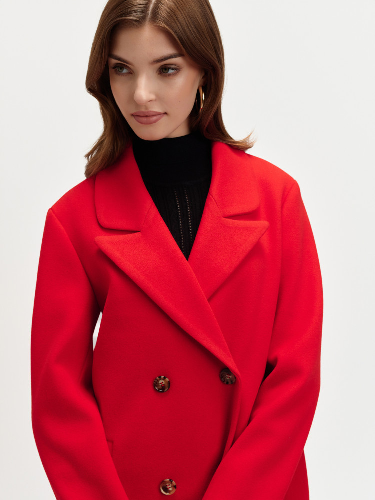 Czerwony dwurzędowy płaszcz 