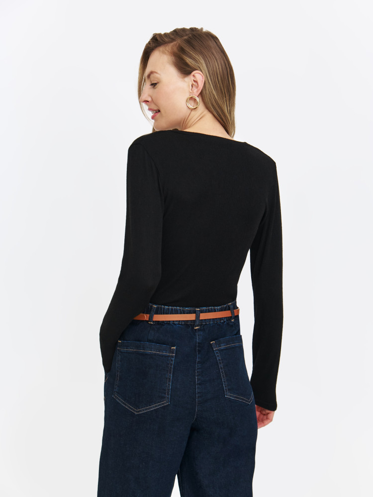 Czarna bluzka z dekoltem w serek Czarna bluzka z dekoltem w serek