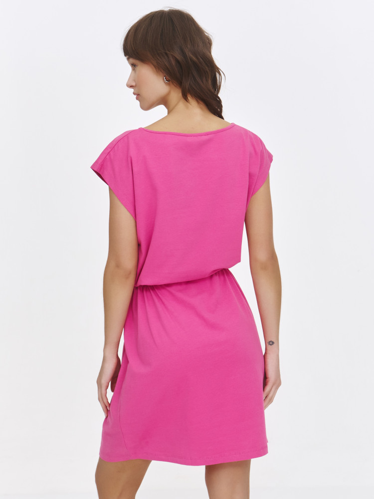 Różowa sukienka ze ściągaczem w talii  Różowa sukienka ze ściągaczem w talii