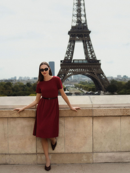 Czerwona sukienka o klasycznym fasonie 