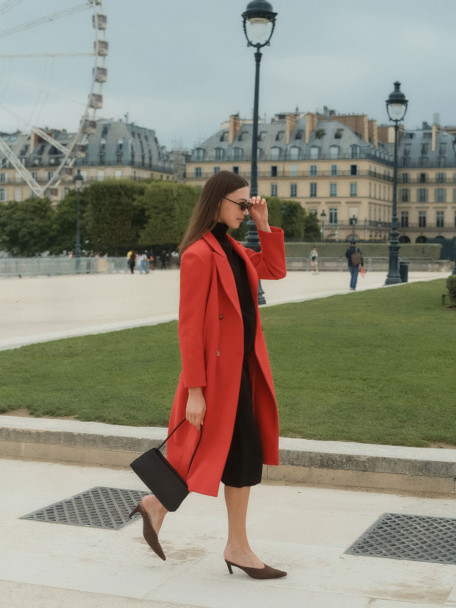 Czerwony dwurzędowy płaszcz 