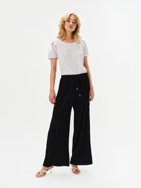 Czarne spodnie o strukturalnej fakturze